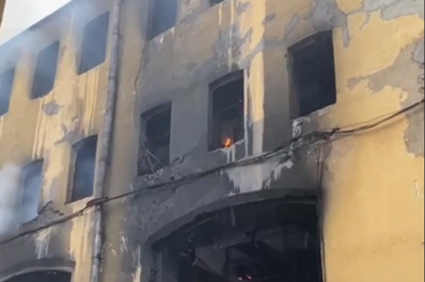 Прокуратура взяла на контроль выяснение причин пожара в здании возле Кремля