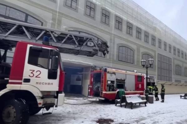 В Москве горит здание рядом с Кремлем