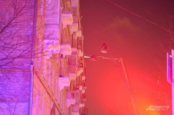 Кровля загорелась ночью. Мощный пожар на севере Москвы тушат с вертолетов