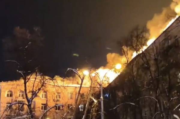 Кровля загорелась ночью. Мощный пожар на севере Москвы тушат с вертолетов