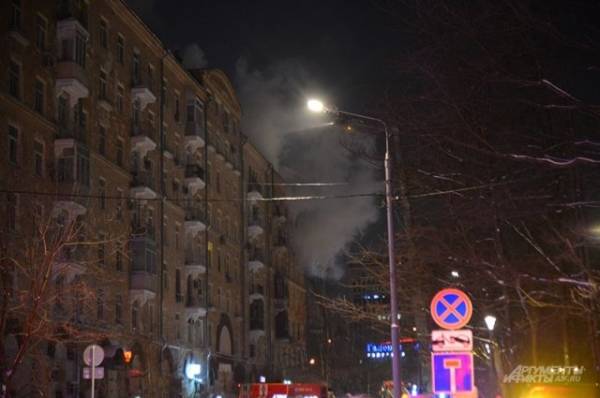 Крупный пожар на крыше шестиэтажного дома в Москве ликвидирован