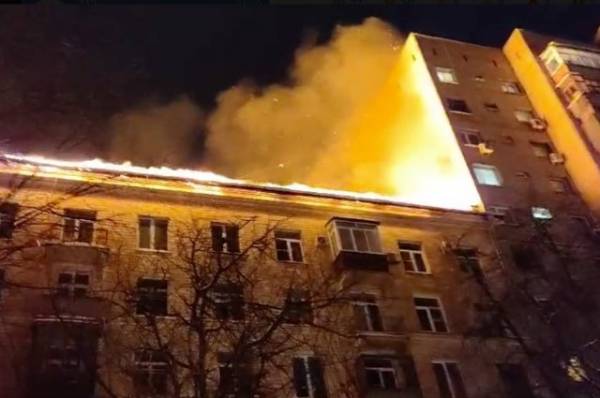 МЧС: на улице Черняховского в Москве горит крыша многоэтажного дома