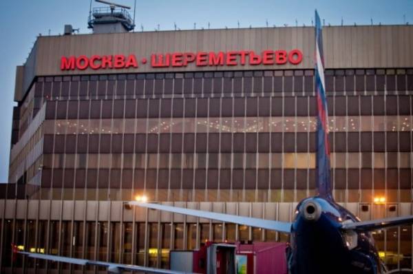 В Шереметьево самолет с пассажирами въехал в самоходный трап