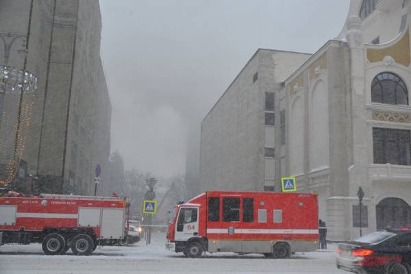 «Горит внутри двора». Пожар в «Известия холл» не задел историческое здание