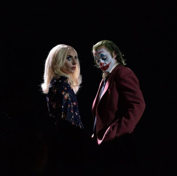 Влюбленные Хоакин Феникс и Леди Гага на новых кадрах фильма "Джокер: Безумие на двоих"