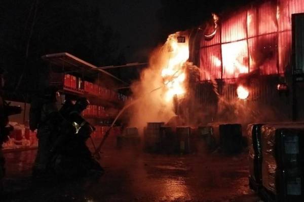 Пожарные ликвидировали открытое горение в производственном здании в Ижевске
