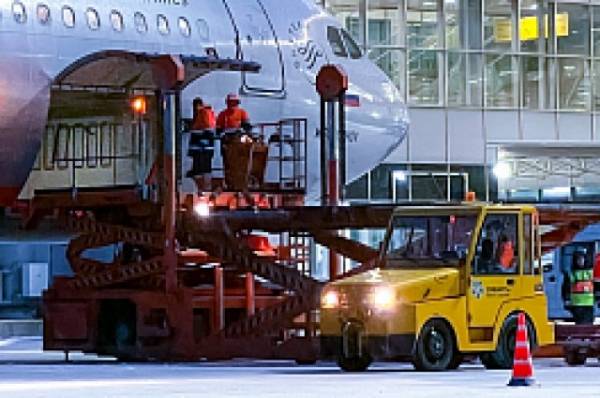 В аэропорту Новосибирска самолет столкнулся со спецмашиной при посадке