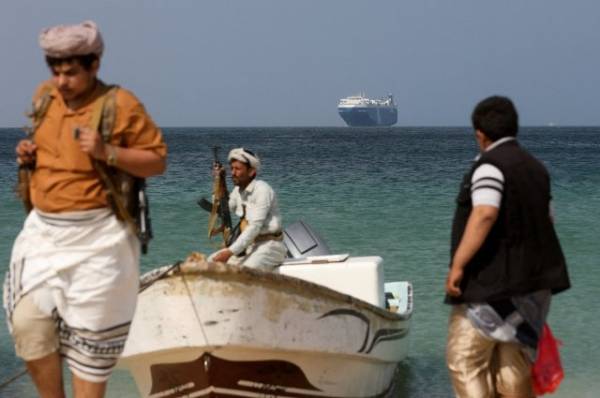 Sky News Arabia: обстрелянное хуситами в Аденском заливе судно затонуло
