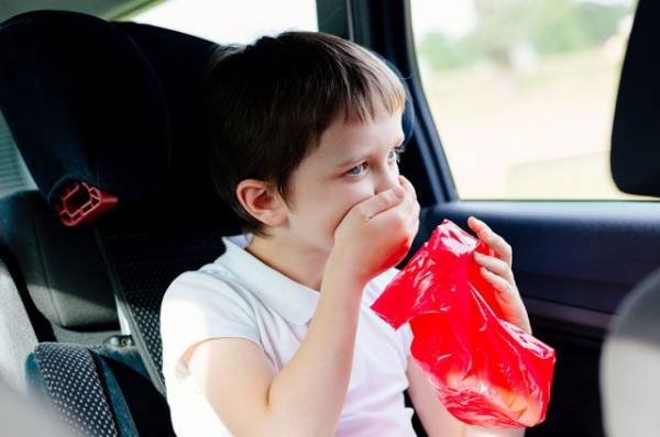 Что делать, если ребёнка укачивает в машине?