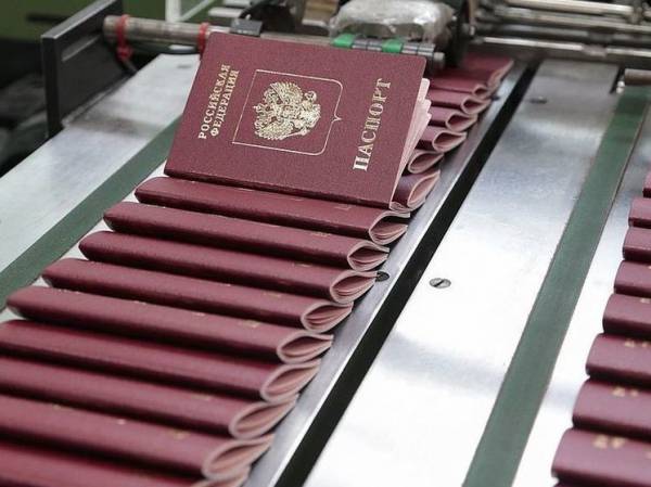 Первым жителям освобожденной Авдеевки вручили паспорта РФ