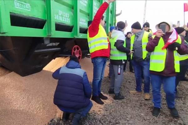 Полиция Польши проверит информацию о высыпании зерна из украинских вагонов