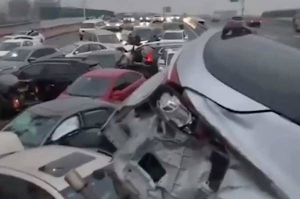 В КНР более 100 машин столкнулись на автомагистрали