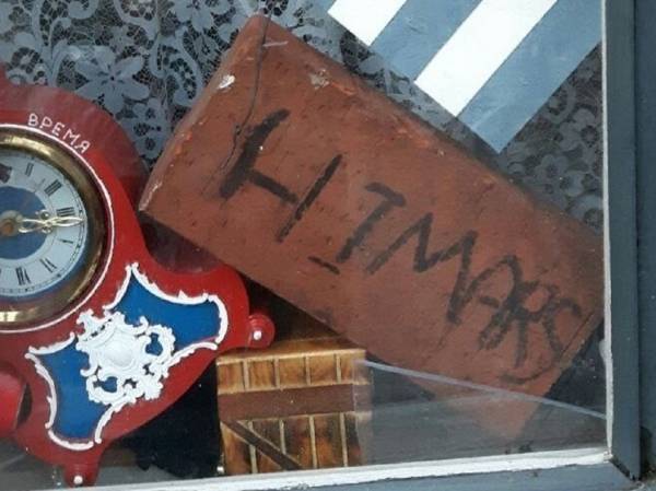 Кирпич с надписью HIMARS бросили в окно русской активистке