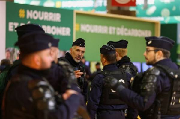 В Париже на выставке сельского хозяйства пострадали восемь полицейских
