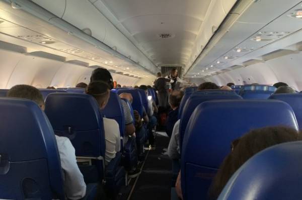 Студенты-медики спасли пассажирку самолета Москва — Омск прямо в полете