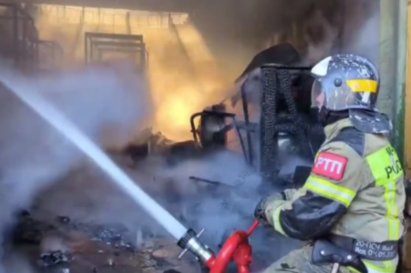 В Волгограде горит торговый павильон на строительном рынке