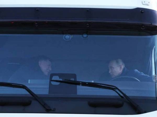Хуснуллин оценил поездку с Путиным в кабине КАМАЗа