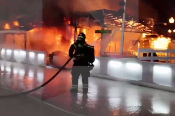 Пожар вспыхнул в кафе на территории Парка Горького в Москве