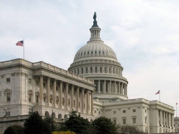 Сенат в последний момент спас правительство США от закрытия