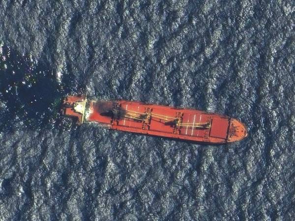 Атакованное хуситами британское судно наконец-то затонуло в Красном море