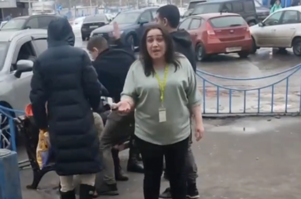 «Это не мужики». В Москве охранники супермаркета избили покупательницу