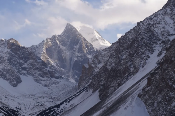 Тело погибшего при восхождении в Киргизии альпиниста привезли в Россию