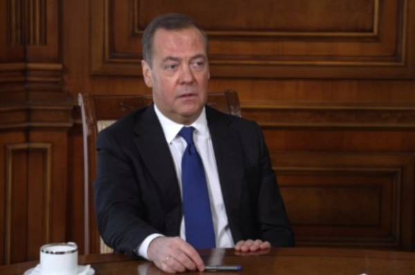 Медведев прокомментировал взрыв в Одессе при визите Зеленского