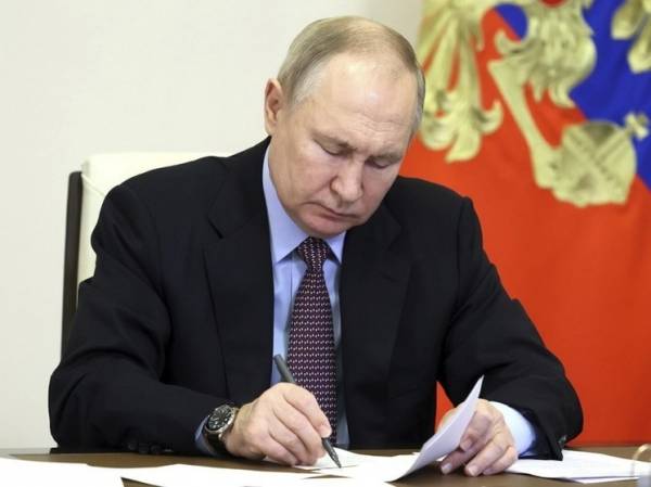 Путин распорядился проработать нацпроект по воспитанию на основе традиционных ценностей