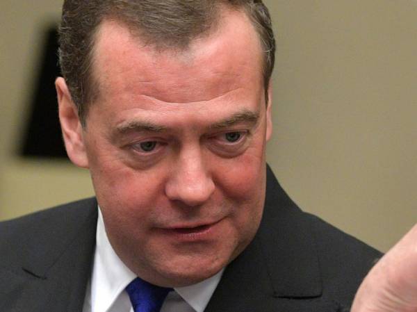 Медведев запел в Волгограде