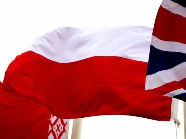 Польша отзовет своих послов из более чем 50 стран