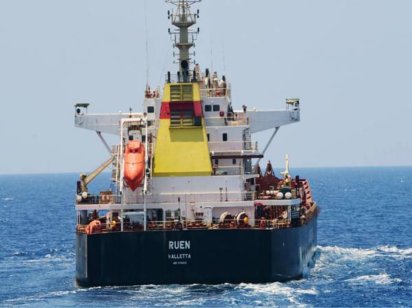 Индийские военные моряки отбили у сомалийских пиратов захваченное судно: экипаж освобожден
