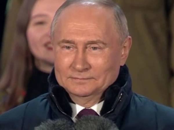 Путина на Красной площади встретили овацией