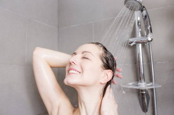 Когда лучше принимать душ — утром или вечером?