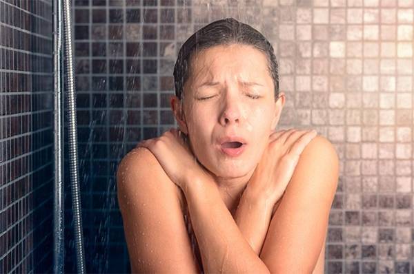 Когда лучше принимать душ — утром или вечером?