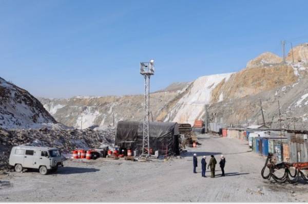 На руднике «Пионер» начали бурить скважину к заблокированным горнякам