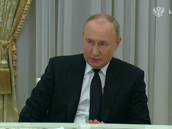 Путин встретился с лидерами фракций Госдумы: «Я русский, и я пойду, куда мне нужно» Путин встретился с лидерами фракций Госдумы: «Я русский, и я пойду, куда мне нужно»