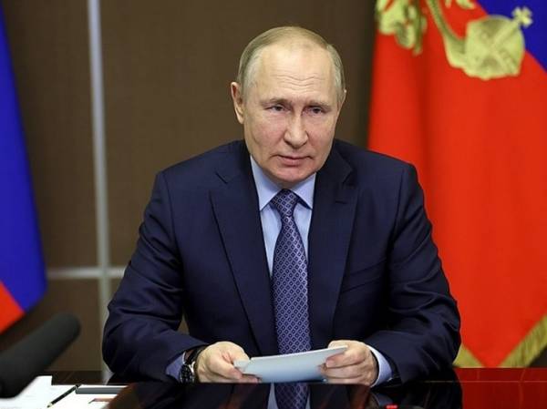 Путин подписал закон, обязывающий школы постоянно вывешивать российский флаг