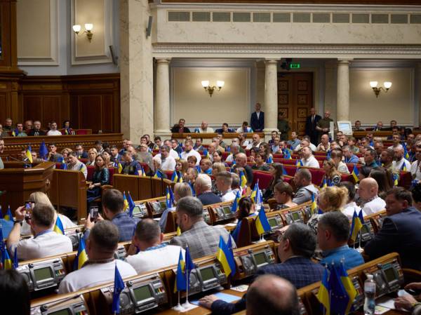 Нардепы не хотят участвовать в заседаниях: на Украине зреет парламентский кризис