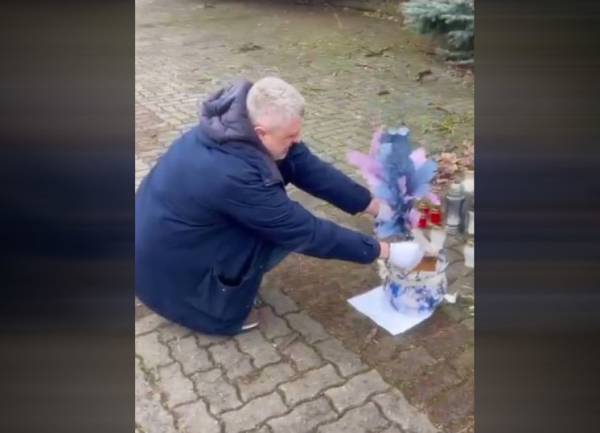Ведро фекалий принесли на мемориал жертвам теракта в "Крокусе"