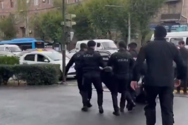 Правоохранители обезвредили мужчину, напавшего на отдел полиции в Ереване