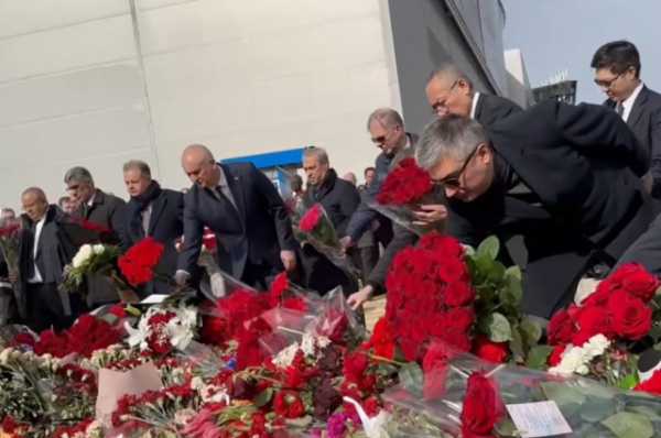 Послы десятков стран прибыли к «Крокусу» почтить память жертв теракта