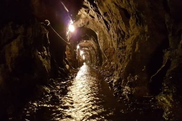 Трое горняков оказались под завалами на шахте в Свердловской области