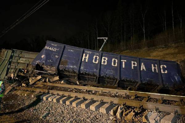 Журчат ручьи. 11 вагонов сошли с рельс в Дмитрове из-за талого снега в лесу