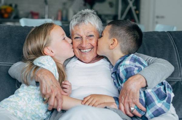 Жили-были... Главный терапевт: внуки лечат бабушек, а бабушки — дочерей