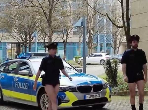 Немецкие полицейские сняли штаны и обвинили в этом Украину