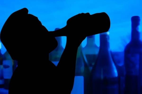 Вместе пить? Нарколог пояснил исследование о связи алкоголя и долгой жизни