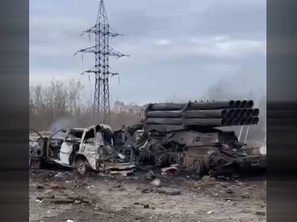 Появились кадры сожженного в центре Харькова реактивного «Урагана»