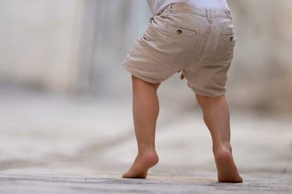 В каком возрасте дети начинают ходить?