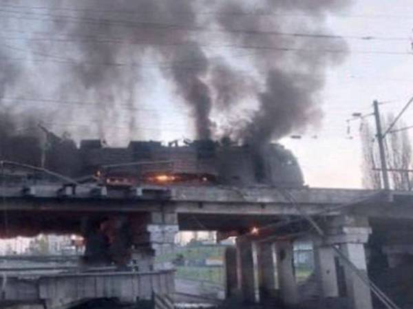 В Одессе подбили железнодорожный мост вместе с электровозом