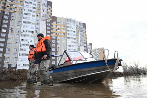 За сутки в Оренбурге подтопило ещё 800 домов и 1 800 участков